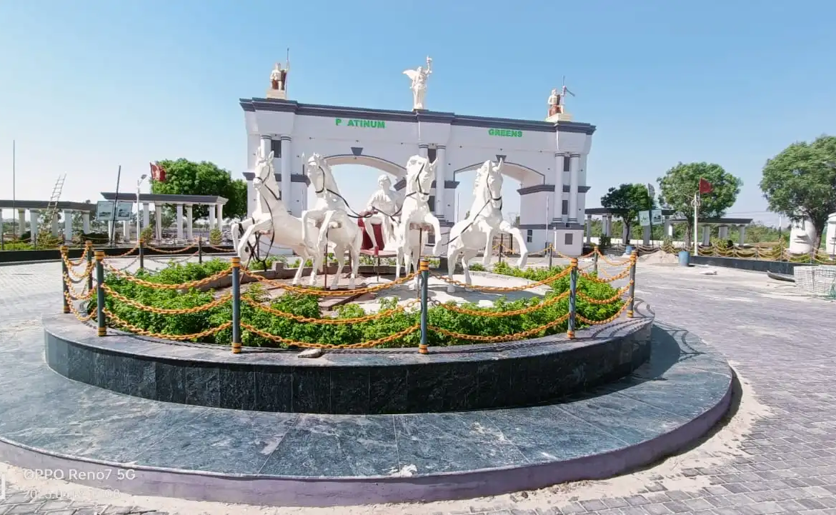 Platinum Greens gate horse