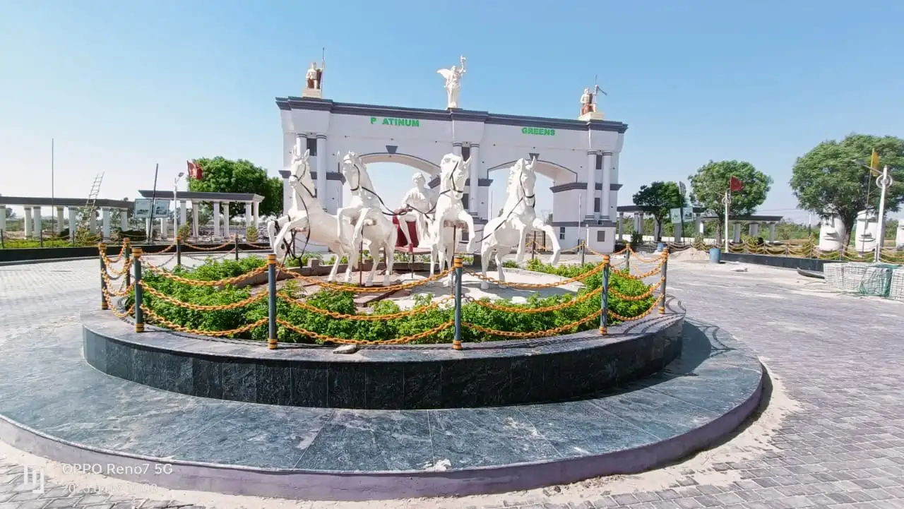 Platinum Greens gate horse